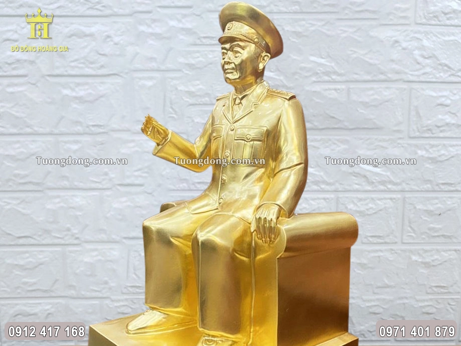 Toàn bộ bề mặt được dát vàng 24K sang trọng